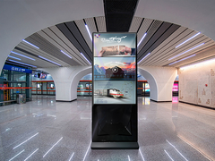 床立デジタルシグネージ ホワイト 4K 室内垂直トーテム LCD広告プレーヤー